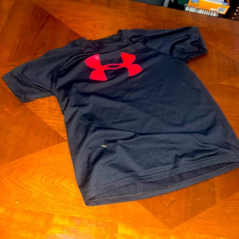 Like new Under Armor XL about DRIFIT Rare find
